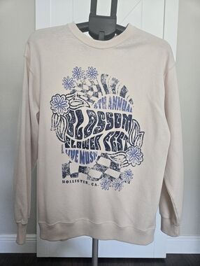 Hollister Women's Cream Crewneck Sweatshirt with Blue Graphic SIZE s